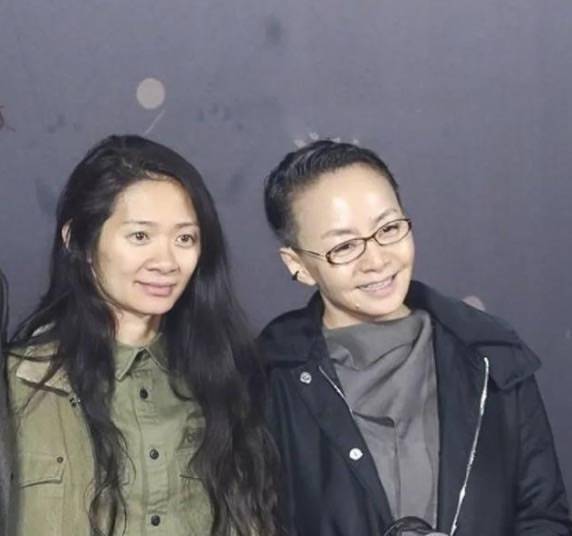 网友晒宋丹丹合影,穿羽绒背心而且还素颜,典型的普通老人打扮!