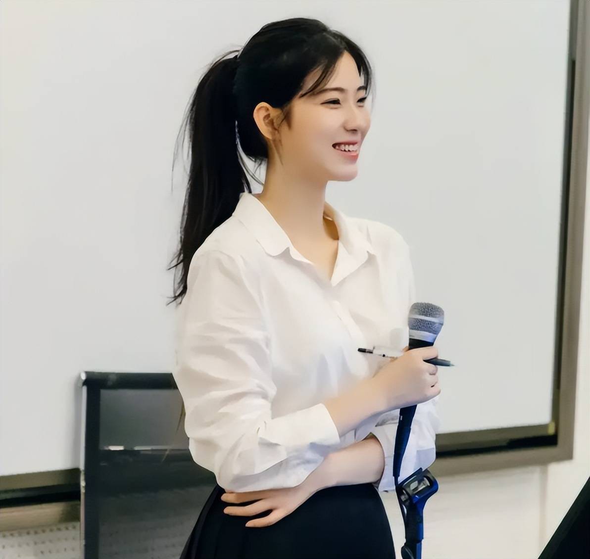 笔者寄语:穿衣自由的前提是穿着得体,大学生已经是成年人了,自然也