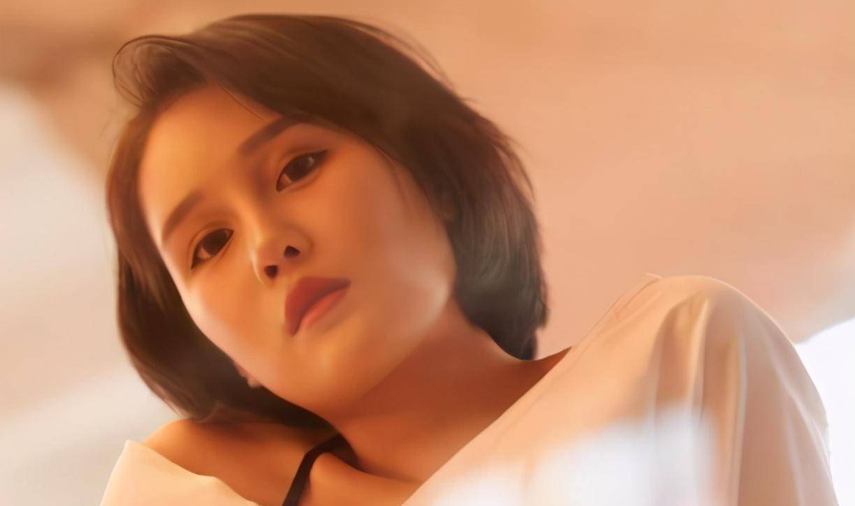 相比于妹妹赵一涵,赵玉芳逊色了不少,真的是母亲的基因影响了一个人的