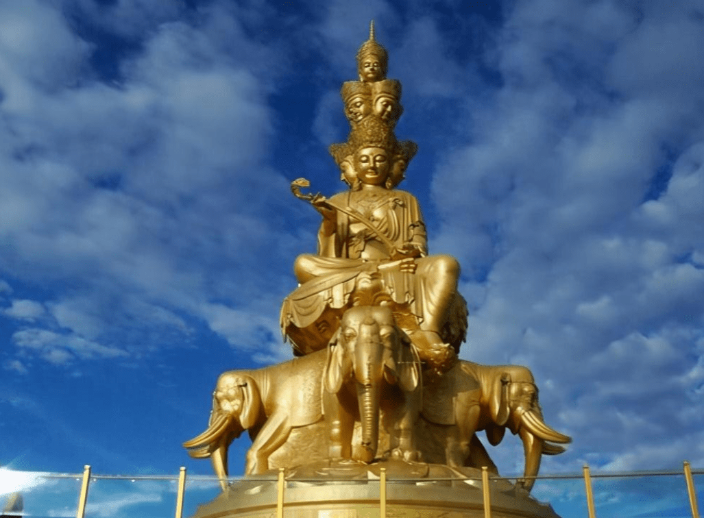 世界最大金佛:被当泥像遗弃200年,工人搬运时摔了