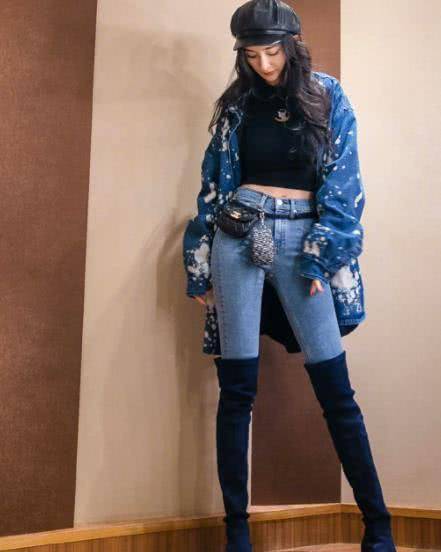 杨幂自曝体重90斤,穿修身牛仔裤出街,"腰线"位置惹人羡慕_时尚_事业