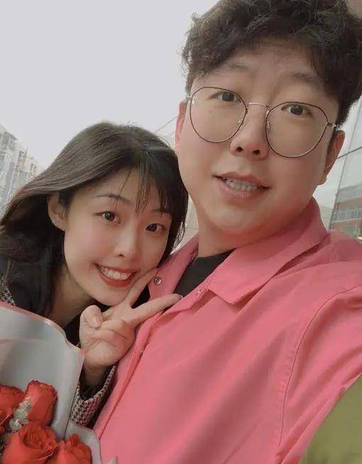 此前张艺文与妻子还出现在了街头采访的镜头中,谈及要不要孩子张艺文