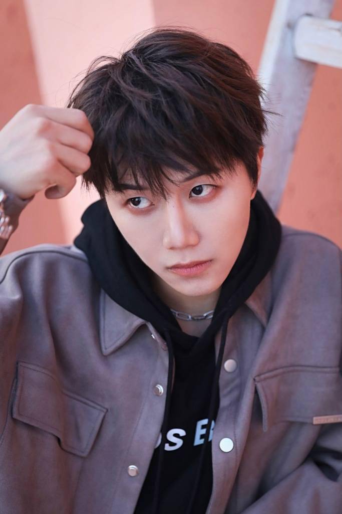 陆思恒初秋暖系写真发布 留刘海满满少年感_陆思恒_写真_刘海