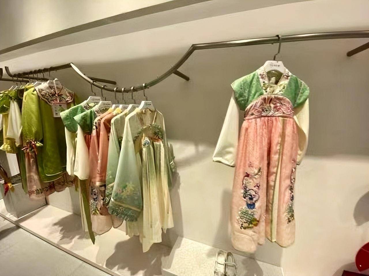 "家住杭州的宝妈丽丽,这几天逛街就被落地玻璃橱窗前的儿童汉服给吸引