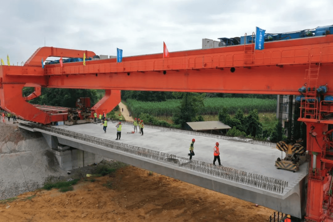 新建广西崇左至凭祥铁路项目首孔箱梁架设成功_崇凭_南崇_施工