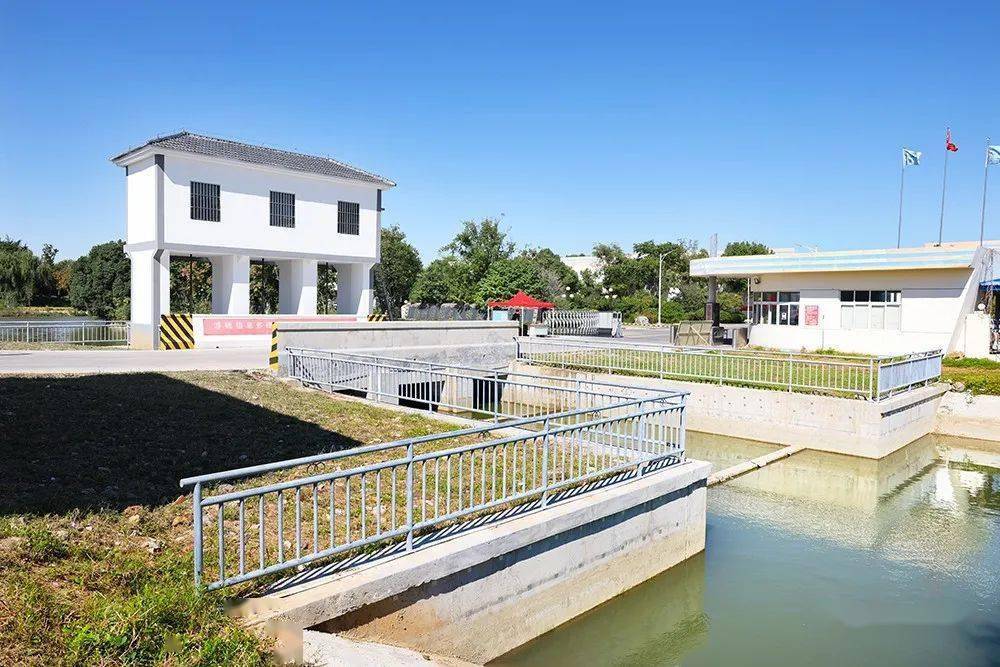 装机4台套,新建双孔穿堤涵洞,配套建设站房,配电室,启闭机房和管理房