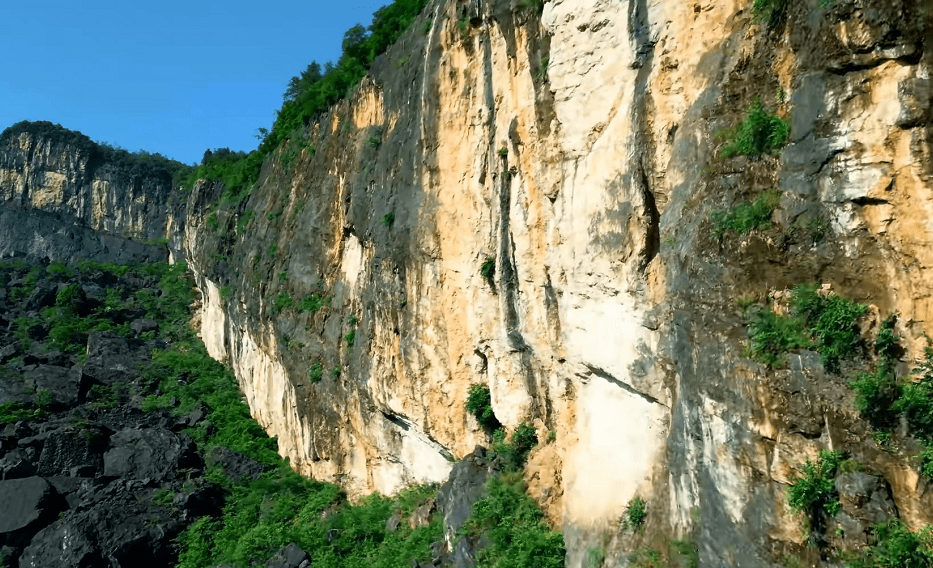 重庆武隆鸡尾山地质公园,4000多万方巨石倾泻而下