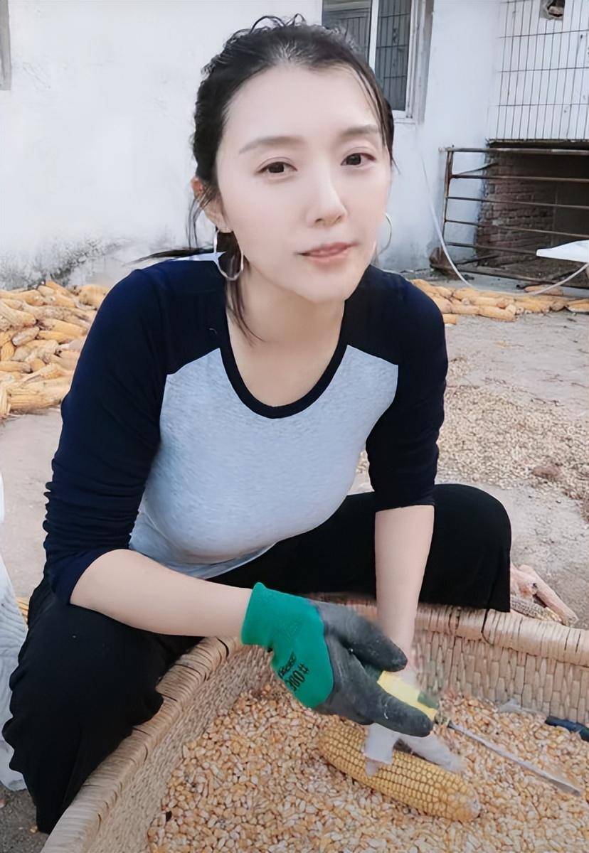 演员房程程国庆假期老家剥玉米手法娴熟,曾是章子怡替身
