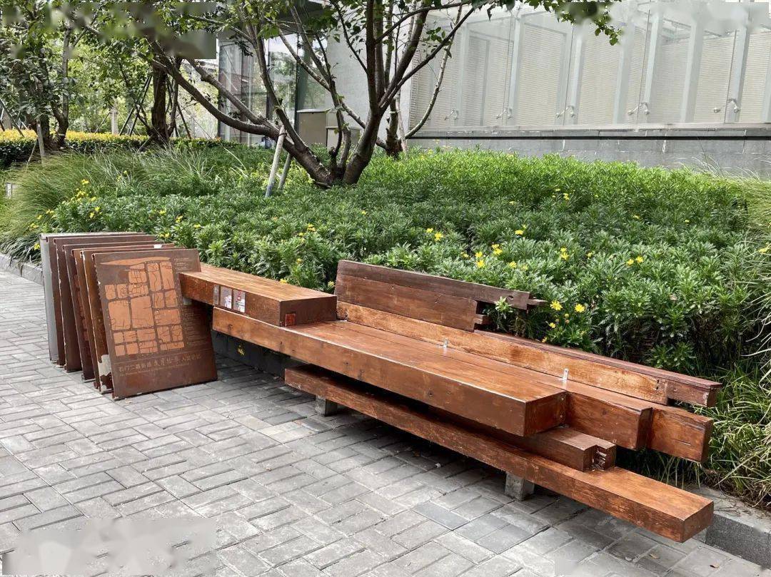 充分发挥人民群众的主体作用,使公共座椅这个"城市家具"的设计,安置