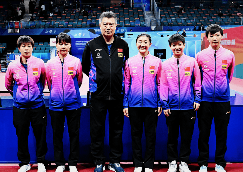 陈梦赶紧提醒不能拿,孙颖莎一人顺走2个_比赛_王艺迪_李隼