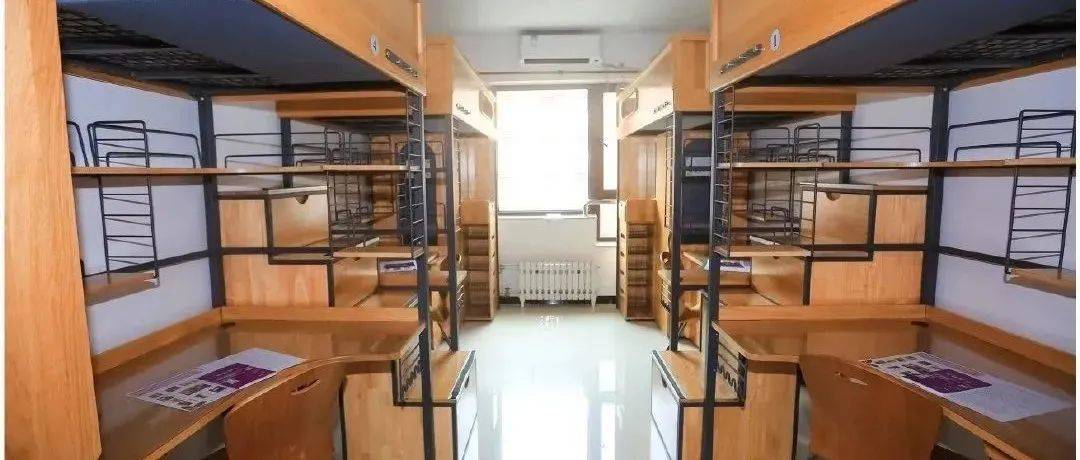 中铺宿舍！300多人睡一间？这届“最差大学宿舍”又火出圈了！网友：学生也是人，望周知！_日本_上铺_下铺