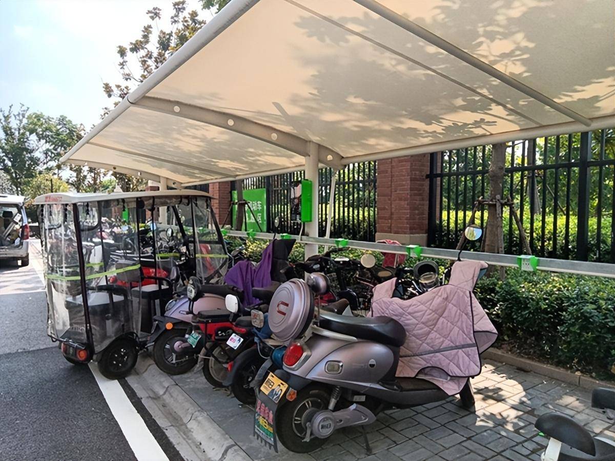 而针对老年代步车,大型三轮车充电的设备并不多见