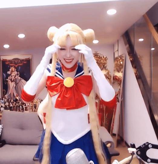 腐团儿cos美少女战士,并模仿角色的出场动作,做完后她自己都笑了