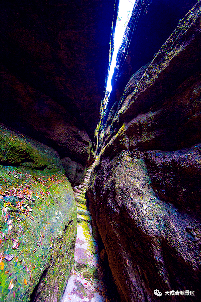 前至7000年前左右,剧烈的地壳运动,造就了天成奇峡景区形状奇特的山峰