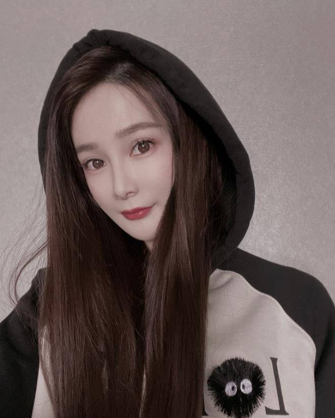 从卓亨瑜当时做杨幂替身时的照片中我们可以看到,身穿白色戏份的