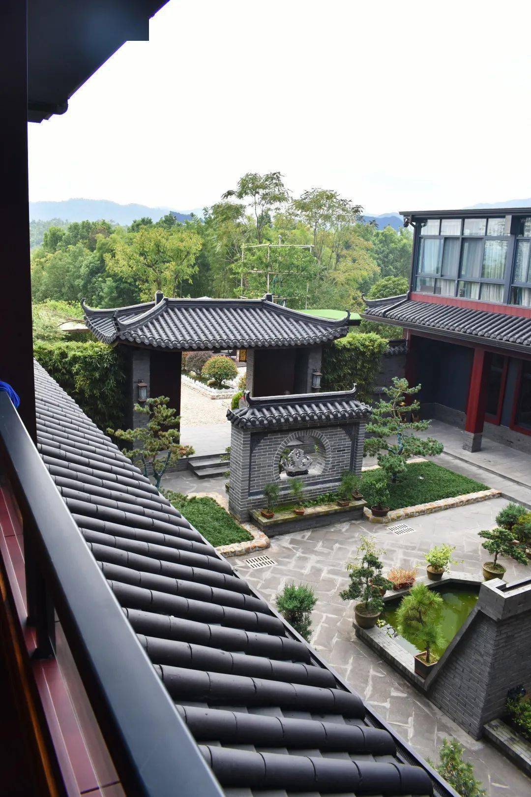 晴·时光别院在整体设计上保留了传统四合院的古色古香,站在院外,一
