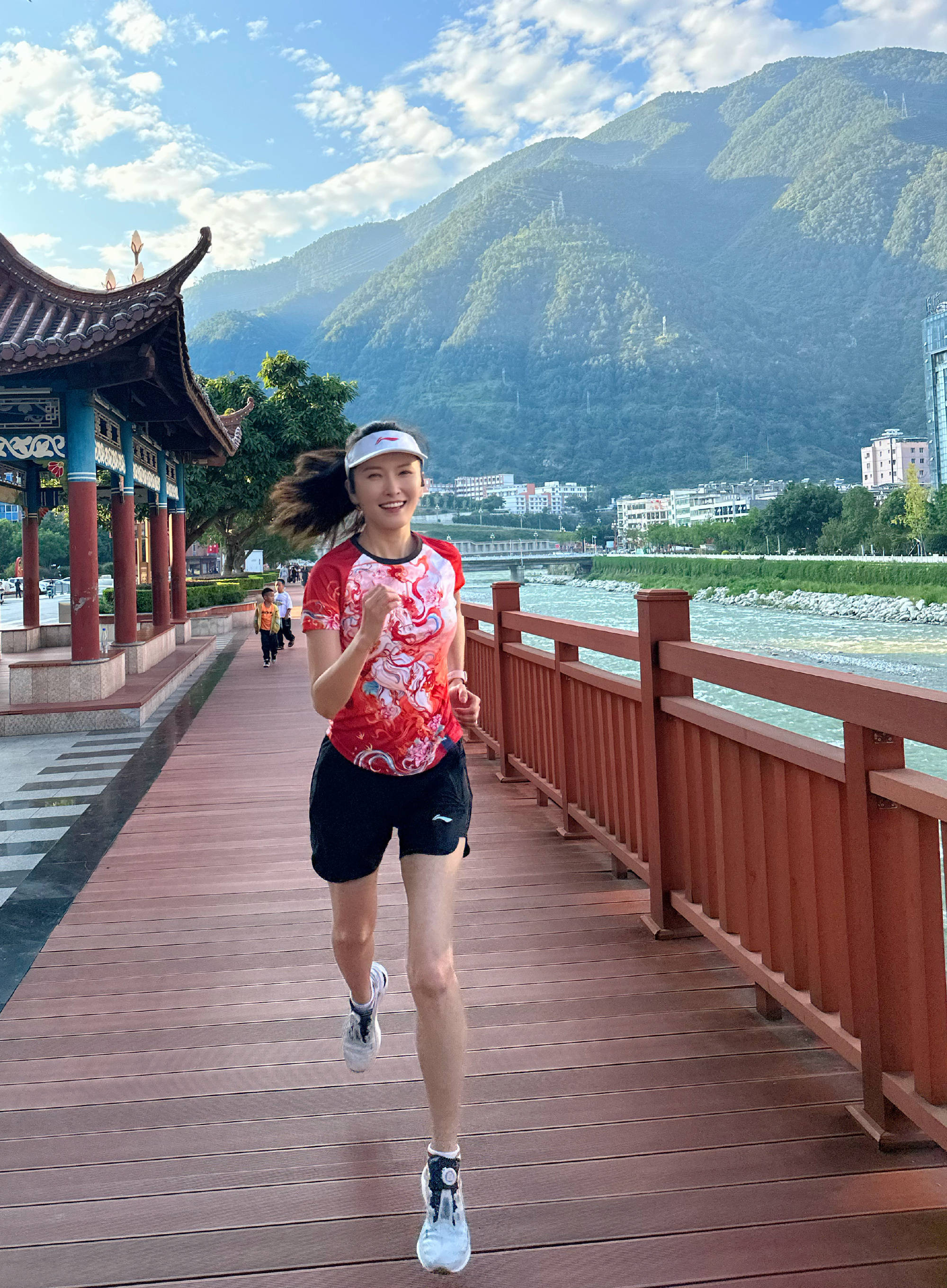 另外,她还喜欢游泳和瑜伽等运动.可以说徐洁儿就是娱乐圈