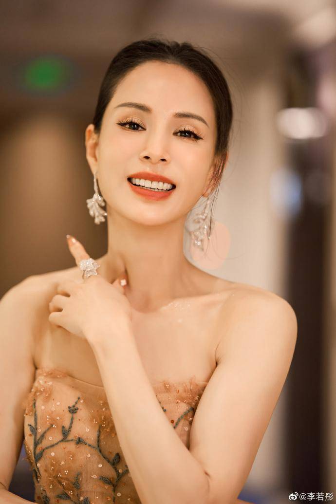 56岁李若彤身穿粉红色抹胸礼裙大秀白皙香肩!