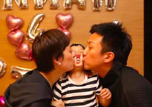 李云迪晒与孙俪邓超一家4口合照,儿女正脸被曝光,全家高颜值_小花