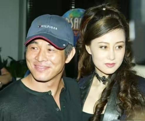 李连杰曾经在一档综艺节目中谈到他对妻子智利的印象,他表示自己突然