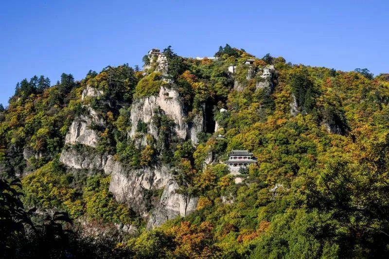 秋日の崆峒山從後山東門票點入園,沿著石階,拾級而上,抬眼望去,四處