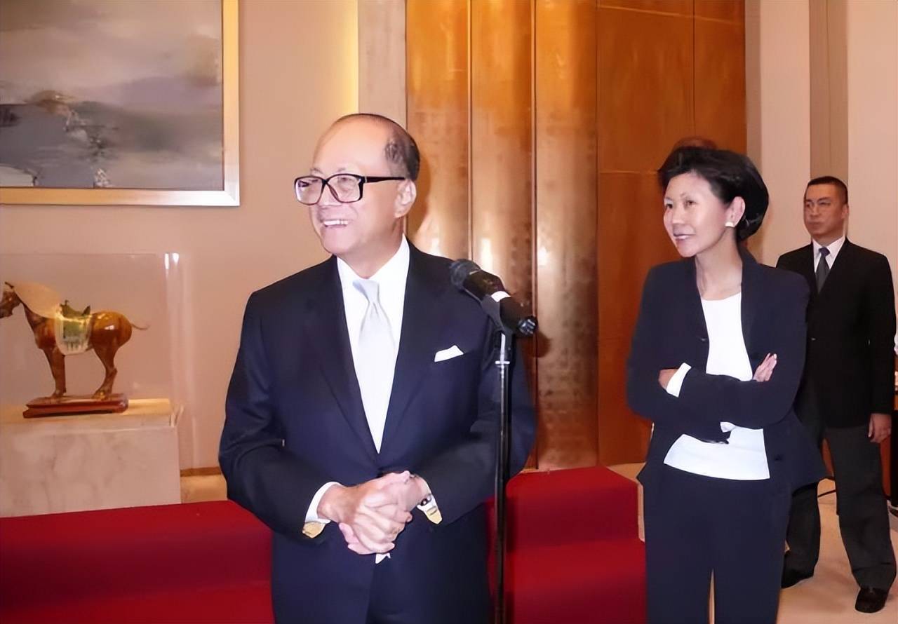 周凯旋出门带4台宝马,车牌还是一样_生育_东西_方逸华