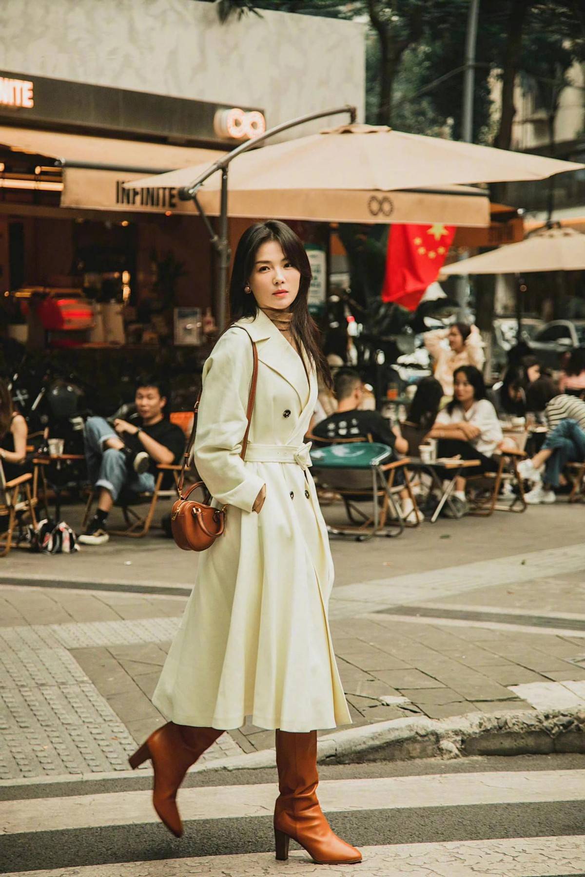 刘涛这样搭配真好看,杏色风衣配褐色高筒靴,中分长发又美又温柔_颜色