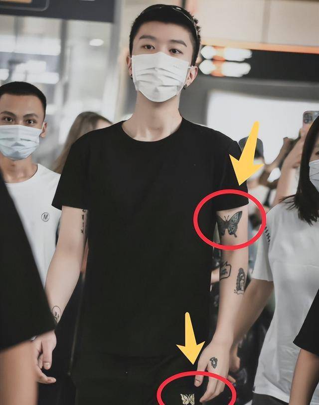 网传范丞丞将黄明昊纹上身疑似出柜,范丞丞粉丝站辟谣:假到离谱_网友