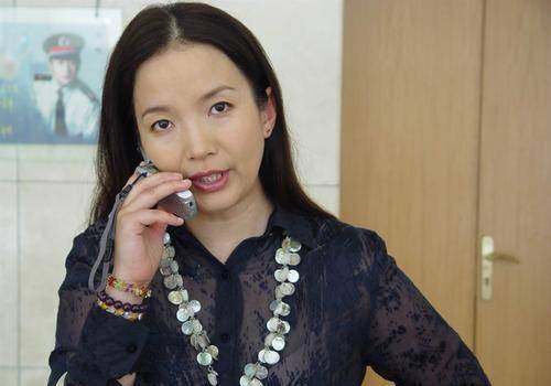 她是《编辑部的故事》里面的穿着时髦,很有个性的文艺女青年戈玲.