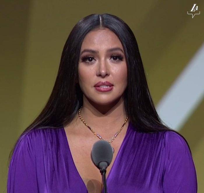 瓦妮莎晒单人照,颜值依旧在线,脚上的纹身抢镜,包含科比的名字_照片