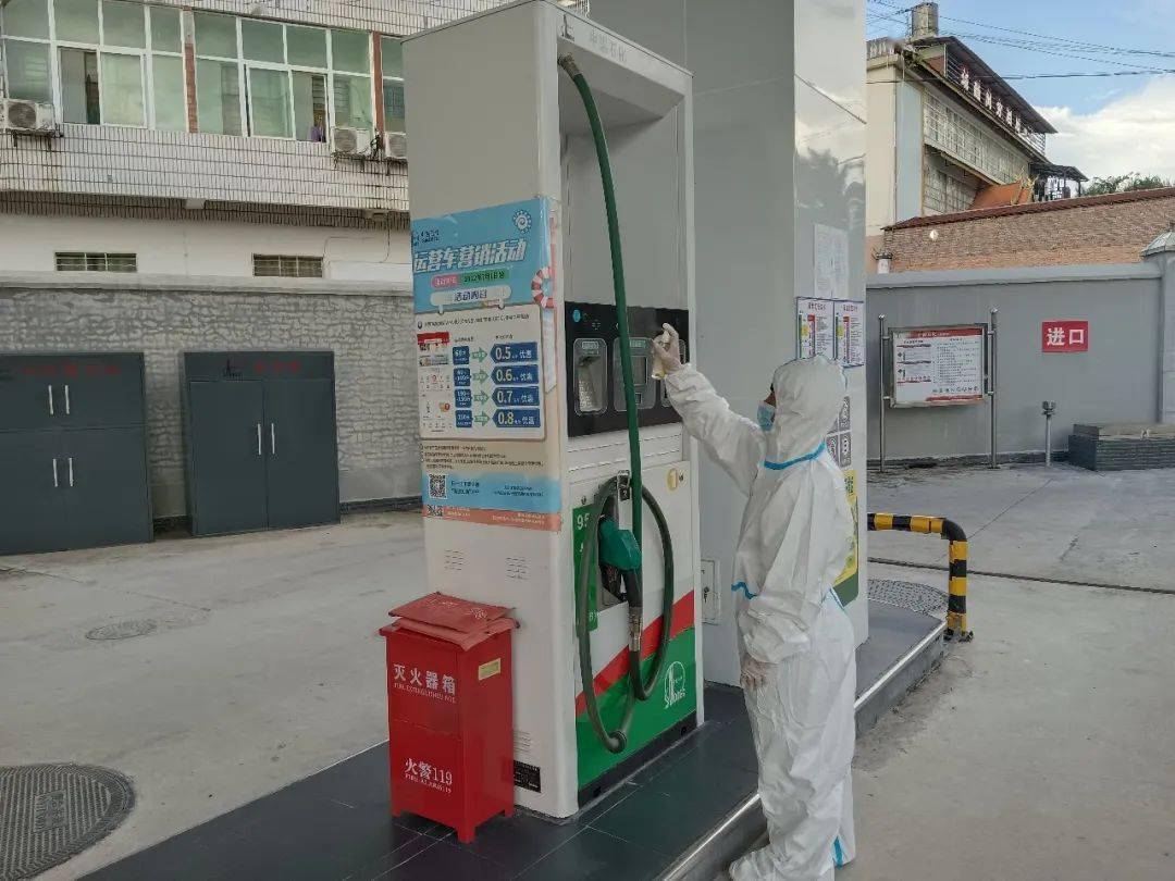 每一次挂枪,她都会对加油机,加油枪进行消毒.