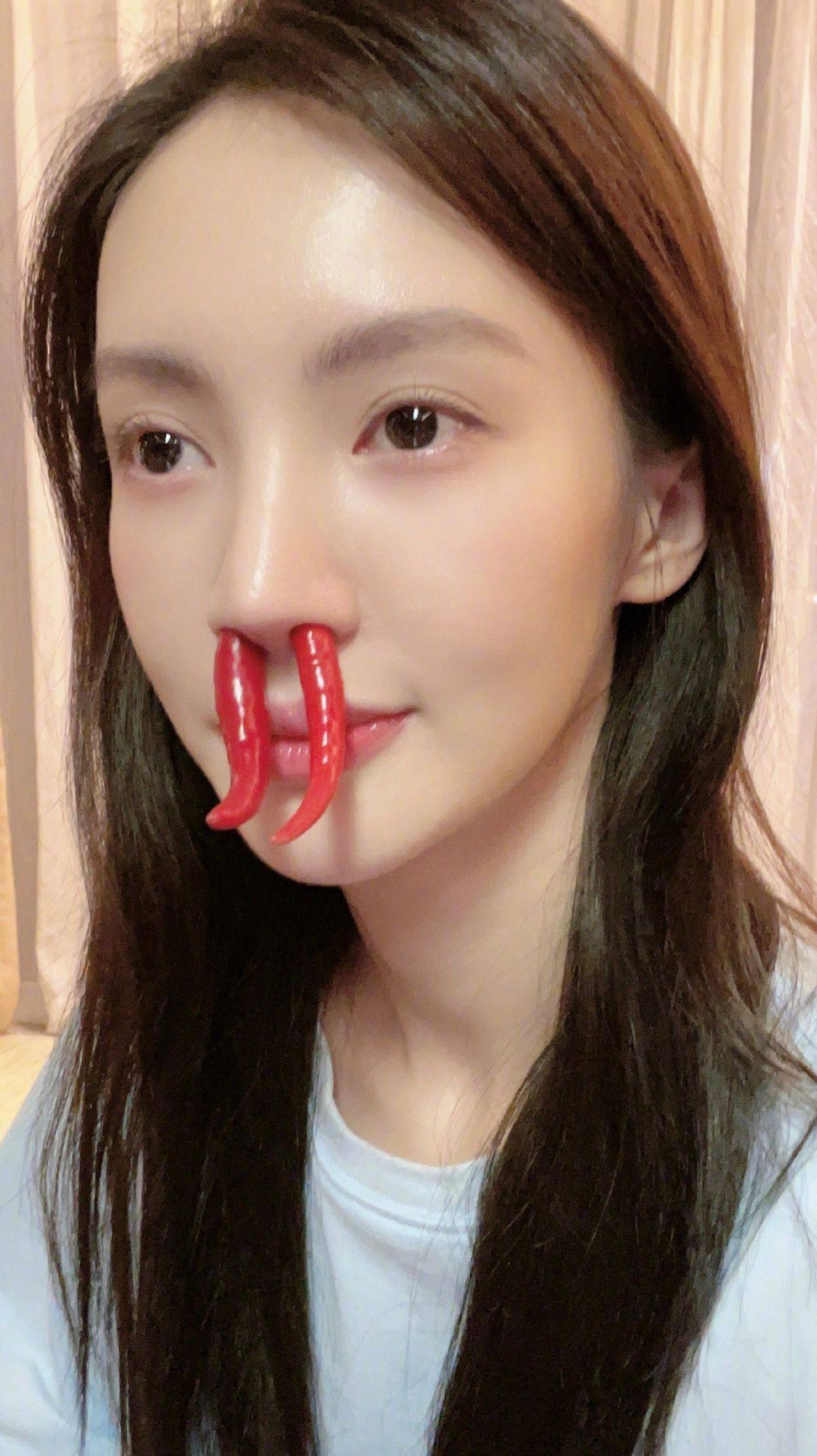 随后,金晨又晒出了四张图片,这次她十分大胆地把鼻孔里插上辣椒,完全