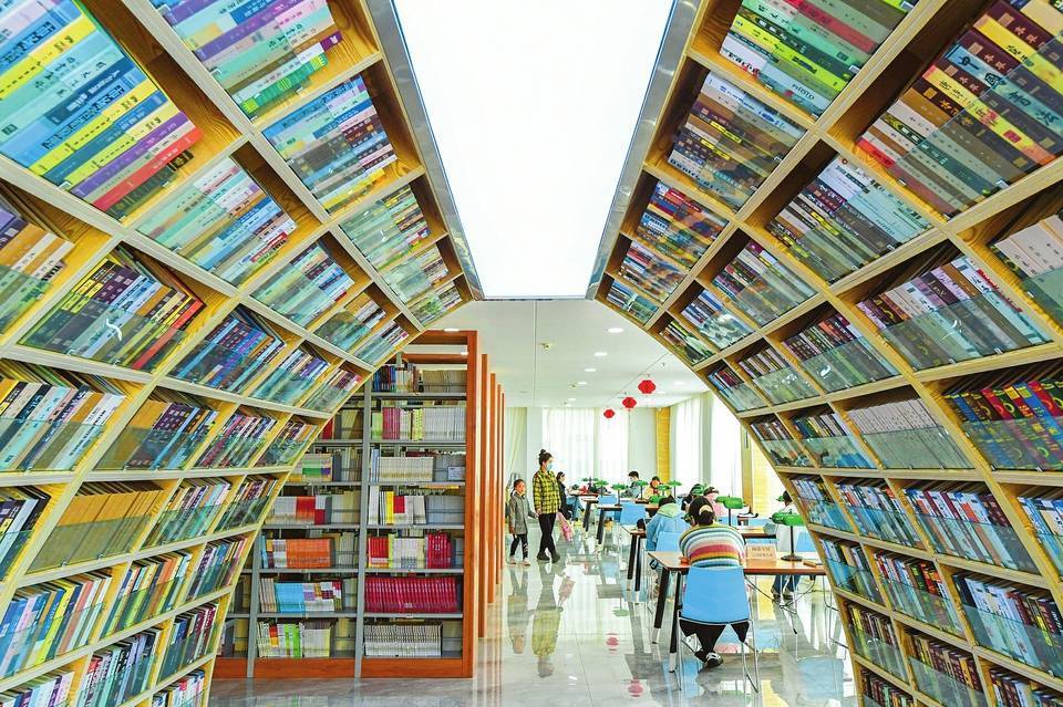 10月7日,不少市民来到长治市潞州区图书馆读书,享受阅读带来的乐趣.