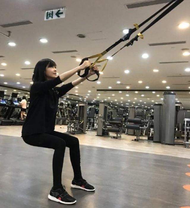 53岁周慧敏,颜值身材20岁,美丽秘诀曝光,美成"中学生"_皮肤_运动_最好