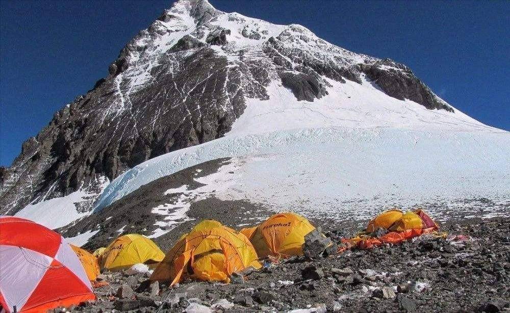 珠穆朗玛峰曾经崩塌过，崩塌前高度12000米，到底是怎么回事
