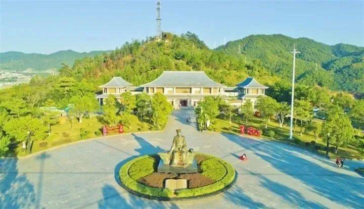 阳明公园位于和平县城东山岭是和平县老八景之一公园内安放了阳明先生