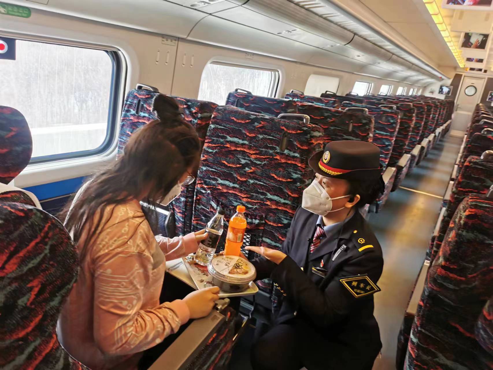 哈尔滨客运段哈齐高铁车队映山红班组:服务恰春风 最美映山红_工作_马