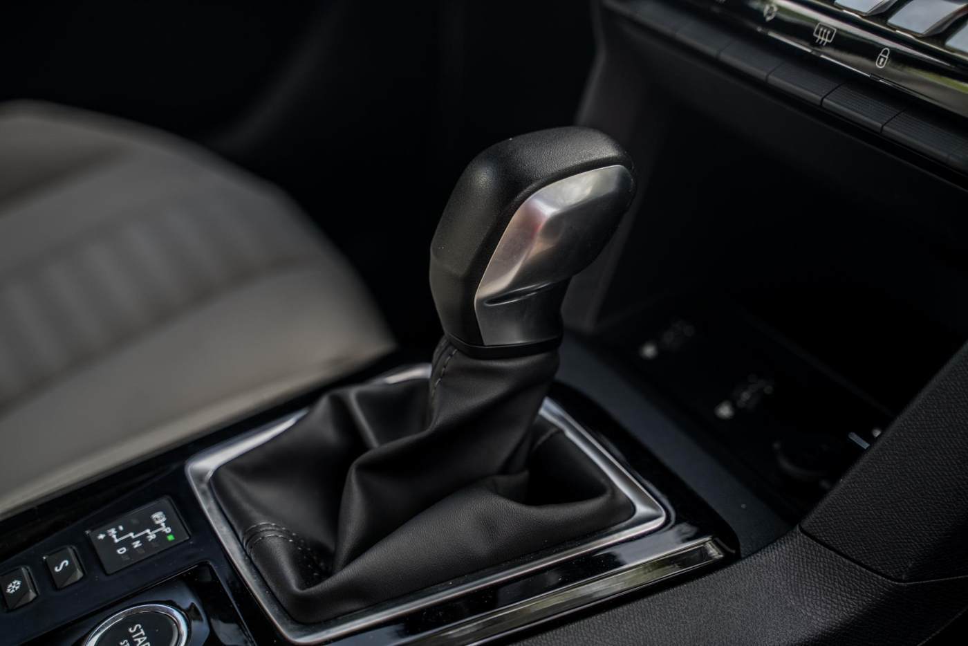 弹车评测:全新标致408,精准驾控之外更智能了,你会买吗?