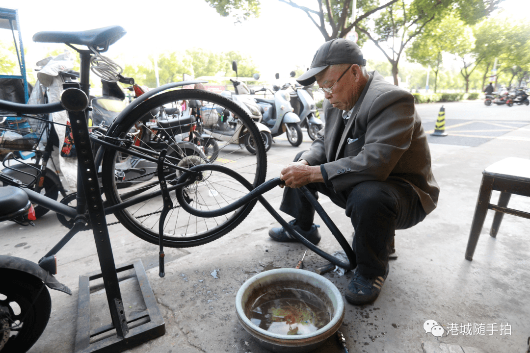 【港城守艺人】老刘修理店_自行车_维修_刘师傅
