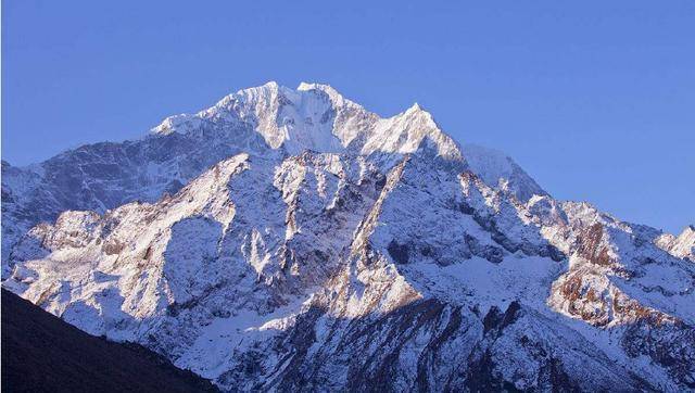 喜马拉雅山脉没有山根，是如何支持巨大山体，至今都能维持平衡？