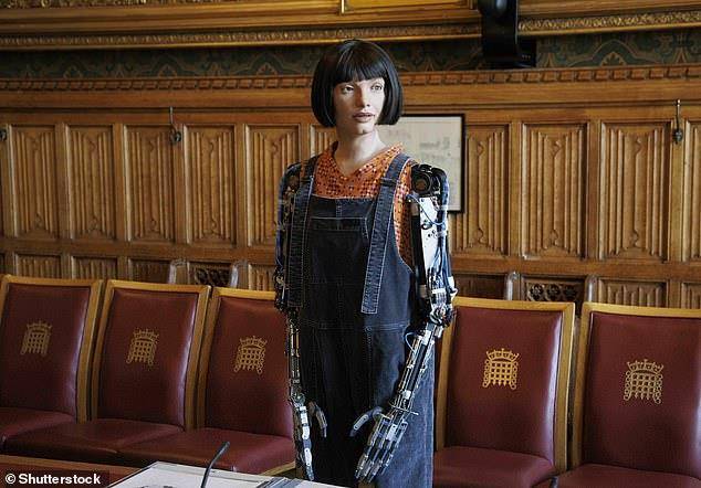人形机器人首次在英国议会亮相，能发言能讨论，短暂出故障“入睡”