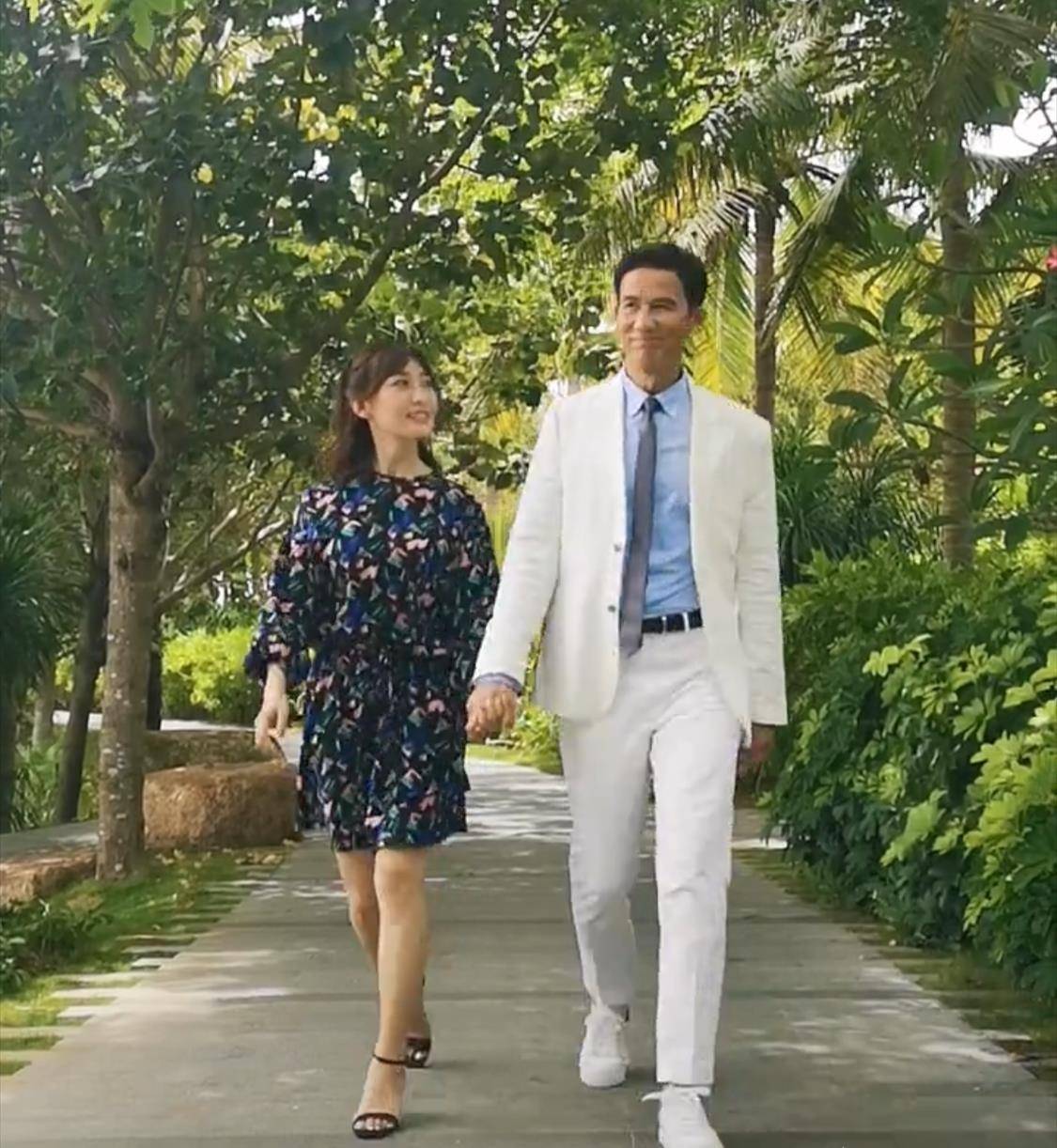 不过汤镇业却罕有晒双胞胎女儿以及妻子邹文静的近照,更不用提秀恩爱