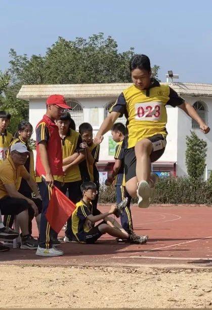 校长王晓松:蕉岭县镇平中学第十八届秋季学生田径运动会开幕_体育运动