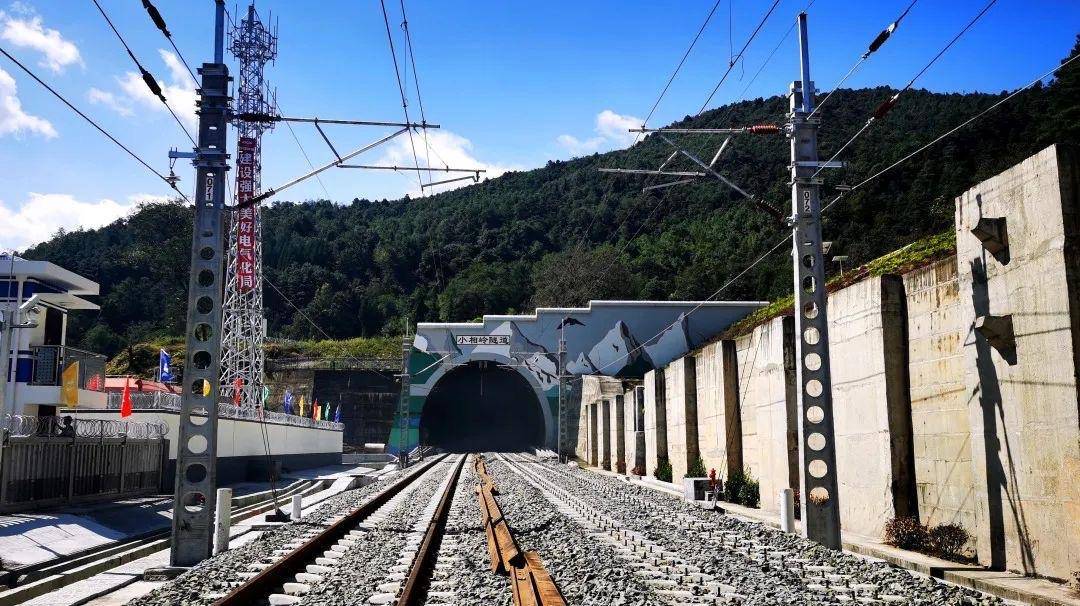 成昆铁路扩能改造工程小相岭隧道主体即将全面完工_施工_组织_全线