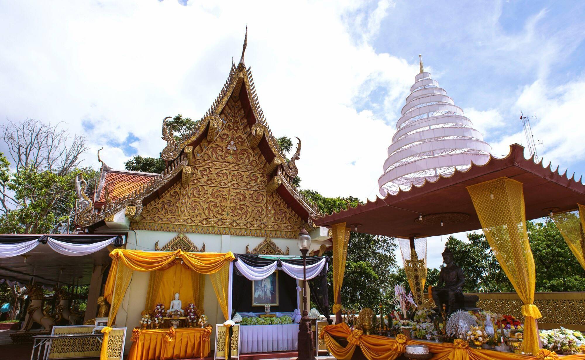 泰国清迈最著名的寺庙，白象选址皇室建造而成，因金龙雕塑而得名