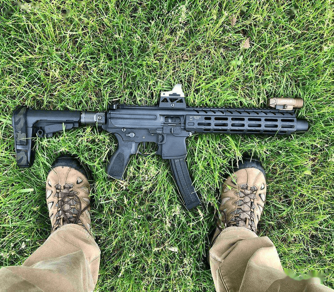 例如德国特种部队所配备的mp5冲锋枪,口径为9毫米,射程仅为200米,子弹