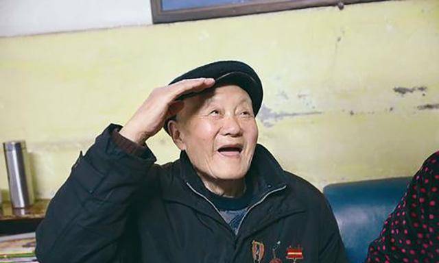 曾腰缠70斤炸药炸碉堡,70周年庆,天安门城楼看阅兵,他实至名归_那张富