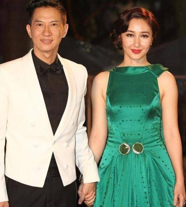 张家辉妻子挺有名媛范,穿绿色长裙配盘发优雅大方,看起来真贵气!