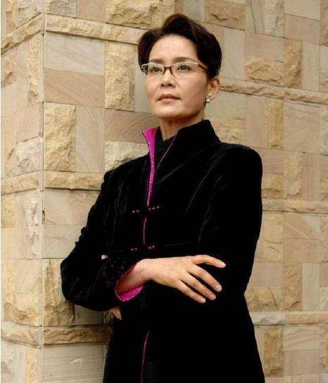 潘虹,10岁时领回父亲的骨灰,为演戏一生无子,63岁皈依佛门_潘红_演艺