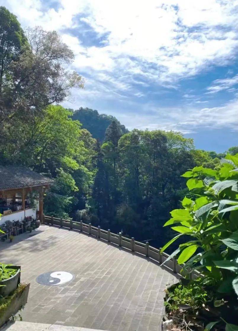 在山上有圆明宫和玉清宫,都是道观,两个道观分别在两座山头,但是是